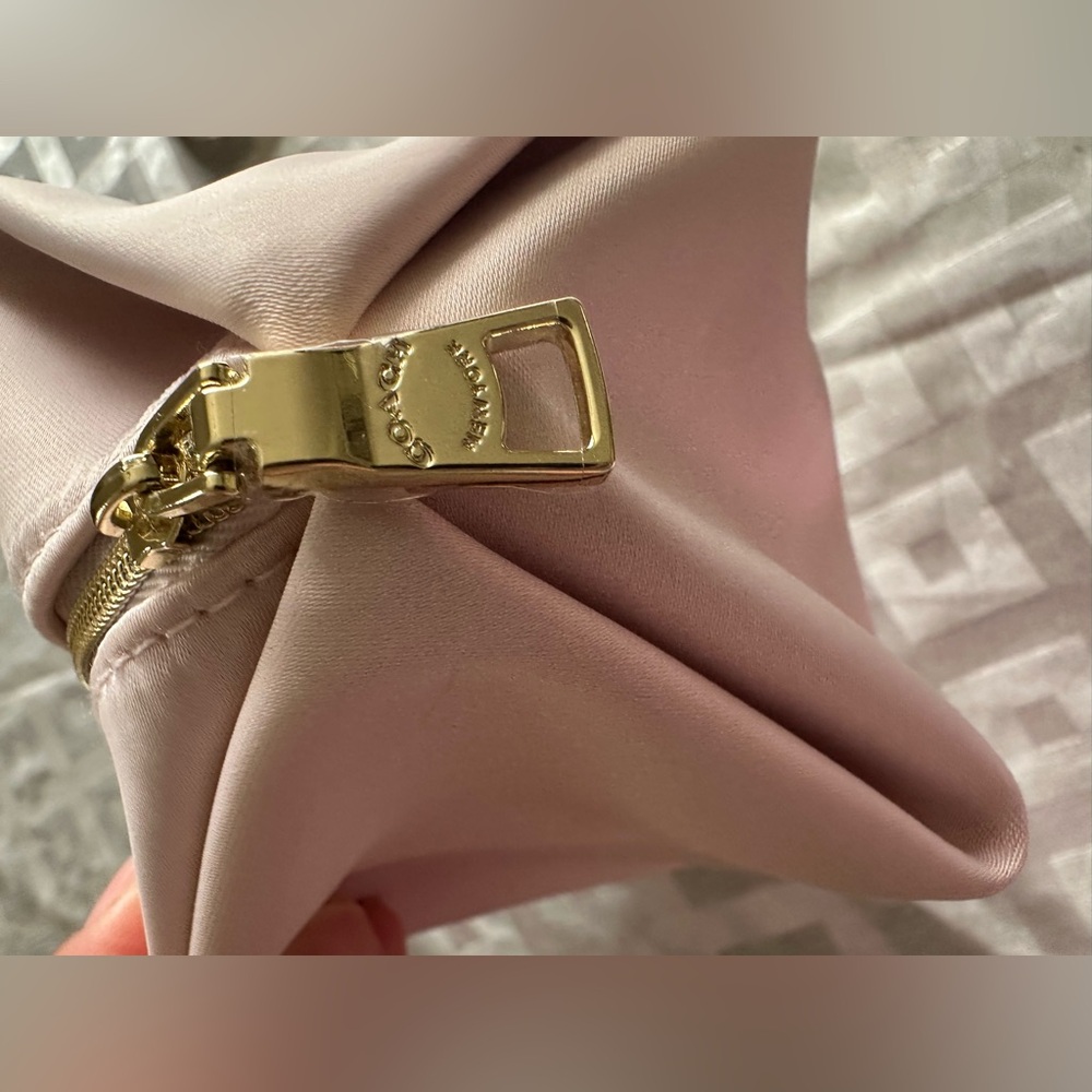 Coach cosmetic baby pink bag - Picture 6 of 11